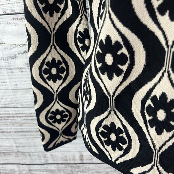 Cyrus Pullover Sweater Top size Medium Black Ivory Floral Motif Stretch Career - Picture 7 of 10